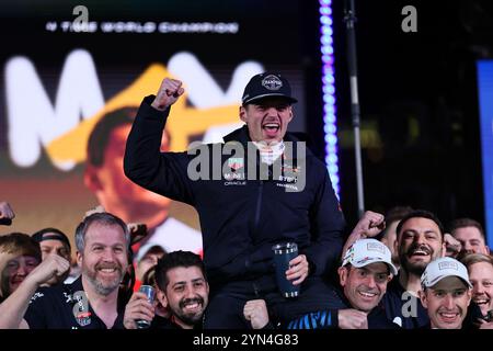 Las Vegas, Stati Uniti. 24 novembre 2024. Max Verstappen di Red Bull celebra la conquista del Campionato del mondo di Formula 1 2024 dopo la gara del Gran Premio di Formula 1 USA 2024 al Las Vegas Circuit, a Las Vegas, negli Stati Uniti, 24 novembre 2024. Crediti: Qian Jun/Xinhua/Alamy Live News Foto Stock