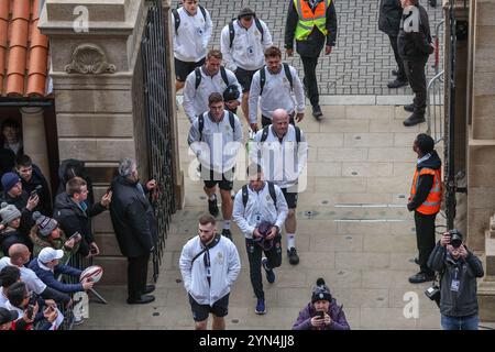 I giocatori dell'Engalnd arrivano durante la partita dell'Autumn Nations Series Inghilterra vs Giappone all'Allianz Stadium di Twickenham, Regno Unito. 24 novembre 2024. (Foto di Mark Cosgrove/News Images) a Twickenham, Regno Unito il 24/11/2024. (Foto di Mark Cosgrove/News Images/Sipa USA) credito: SIPA USA/Alamy Live News Foto Stock