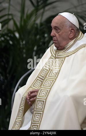 Città del Vaticano, Vaticano. 24 novembre 2024. **NO LIBRI** Italia, Roma, Vaticano, 2024/11/24.Papa Francesco celebra la Santa messa nella giornata Mondiale della Gioventù nella Basilica di San Pietro in Vaticano Fotografia di ALESSIA GIULIANI/Catholic Press Photo Credit: Independent Photo Agency Srl/Alamy Live News Foto Stock