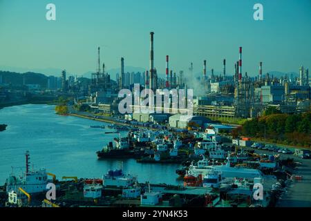 Ulsan, Corea del Sud - 14 novembre 2024: Un'ampia vista dal porto di Jangsaengpo, che cattura le navi ormeggiate e il vasto complesso industriale di Yongyeon Foto Stock