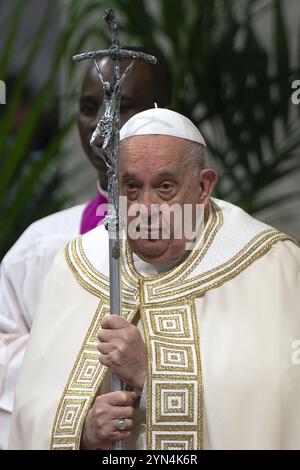 Città del Vaticano, Vaticano. 24 novembre 2024. **NO LIBRI** Italia, Roma, Vaticano, 2024/11/24.Papa Francesco celebra la Santa messa nella giornata Mondiale della Gioventù nella Basilica di San Pietro in Vaticano Fotografia di ALESSIA GIULIANI/Catholic Press Photo Credit: Independent Photo Agency Srl/Alamy Live News Foto Stock