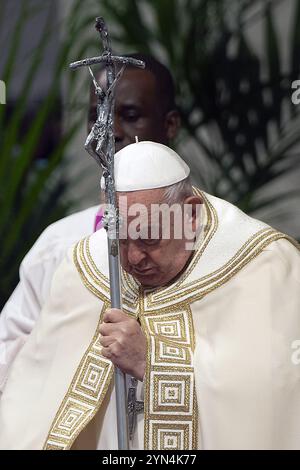 Città del Vaticano, Vaticano. 24 novembre 2024. **NO LIBRI** Italia, Roma, Vaticano, 2024/11/24.Papa Francesco celebra la Santa messa nella giornata Mondiale della Gioventù nella Basilica di San Pietro in Vaticano Fotografia di ALESSIA GIULIANI/Catholic Press Photo Credit: Independent Photo Agency Srl/Alamy Live News Foto Stock