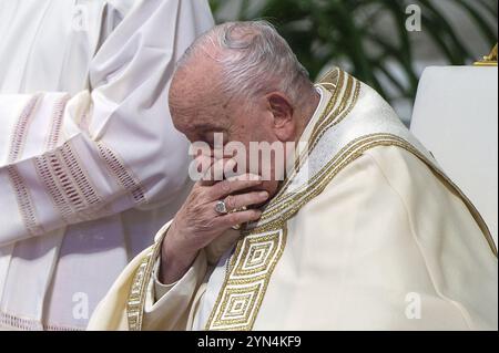 Città del Vaticano, Vaticano. 24 novembre 2024. **NO LIBRI** Italia, Roma, Vaticano, 2024/11/24.Papa Francesco celebra la Santa messa nella giornata Mondiale della Gioventù nella Basilica di San Pietro in Vaticano Fotografia di ALESSIA GIULIANI/Catholic Press Photo Credit: Independent Photo Agency Srl/Alamy Live News Foto Stock