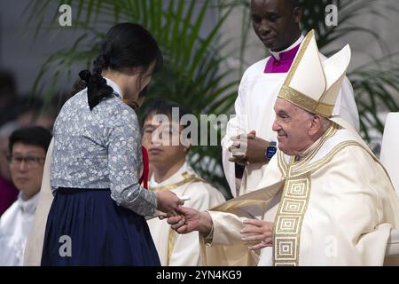 Città del Vaticano, Vaticano. 24 novembre 2024. **NO LIBRI** Italia, Roma, Vaticano, 2024/11/24.Papa Francesco celebra la Santa messa nella giornata Mondiale della Gioventù nella Basilica di San Pietro in Vaticano Fotografia di ALESSIA GIULIANI/Catholic Press Photo Credit: Independent Photo Agency Srl/Alamy Live News Foto Stock