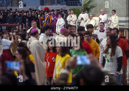 Città del Vaticano, Vaticano. 24 novembre 2024. **NO LIBRI** Italia, Roma, Vaticano, 2024/11/24 i giovani consegnano la croce della giornata Mondiale della Gioventù agli organizzatori della prossima edizione, che si terrà a Seoul, Corea del Sud, nel 2027, durante una messa presieduta da Papa Francesco, nella Basilica di San Pietro, in Vaticano Fotografia di ALESSIA GIULIANI / Catholic Press Photo Credit: Independent Photo Agency Srl/Alamy Live News Foto Stock