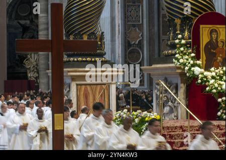 Città del Vaticano, Vaticano. 24 novembre 2024. **NO LIBRI** Italia, Roma, Vaticano, 2024/11/24.Papa Francesco celebra la Santa messa nella giornata Mondiale della Gioventù nella Basilica di San Pietro in Vaticano Fotografia di ALESSIA GIULIANI/Catholic Press Photo Credit: Independent Photo Agency Srl/Alamy Live News Foto Stock