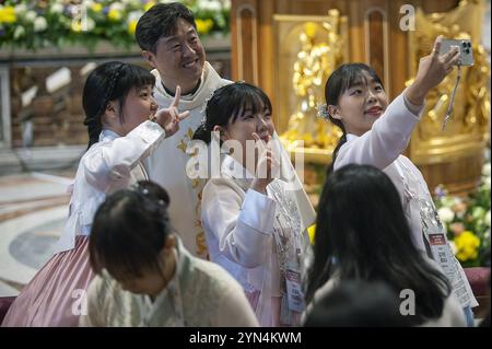 Città del Vaticano, Vaticano. 24 novembre 2024. **NO LIBRI** Italia, Roma, Vaticano, 2024/11/24.Papa Francesco celebra la Santa messa nella giornata Mondiale della Gioventù nella Basilica di San Pietro in Vaticano Fotografia di ALESSIA GIULIANI/Catholic Press Photo Credit: Independent Photo Agency Srl/Alamy Live News Foto Stock