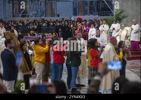 Città del Vaticano, Vaticano. 24 novembre 2024. **NO LIBRI** Italia, Roma, Vaticano, 2024/11/24 i giovani consegnano la croce della giornata Mondiale della Gioventù agli organizzatori della prossima edizione, che si terrà a Seoul, Corea del Sud, nel 2027, durante una messa presieduta da Papa Francesco, nella Basilica di San Pietro, in Vaticano Fotografia di ALESSIA GIULIANI / Catholic Press Photo Credit: Independent Photo Agency Srl/Alamy Live News Foto Stock