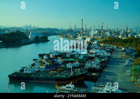 Ulsan, Corea del Sud - 14 novembre 2024: Una vista panoramica del porto di Jangsaengpo, che mostra le navi ancorate lungo il corso d'acqua con i camini torreggianti Foto Stock