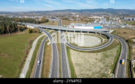 Nowy Trag, Polonia. L'attuale estremità della nuova autostrada Zakopinaka è in costruzione ma aperta al traffico. Esci a Rams fino alla vecchia strada per Zakopane e Nowy Targ to Foto Stock