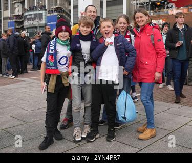 Londra, Regno Unito. Londra, Regno Unito. 24 novembre 2024. 24 novembre 2024; Allianz Stadium, Londra, Inghilterra: Autunno Rugby International, Inghilterra contro Giappone; Inghilterra tifosi prima della partita Credit: Action Plus Sports Images/Alamy Live News Credit: Action Plus Sports Images/Alamy Live News Foto Stock