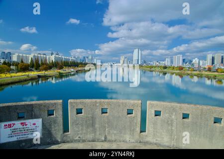 Ulsan, Corea del Sud - 14 novembre 2024: Vista panoramica del fiume Taehwa che riflette il moderno skyline di Ulsan, catturata dalla piattaforma di osservazione Foto Stock