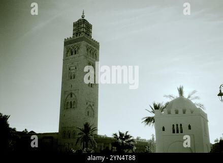 La tomba Koubba de Fatima Zohra e la moschea di Koutoubia a Marrakech in Marocco nel Maghreb in Nord Africa Foto Stock