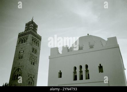 La tomba Koubba de Fatima Zohra e la moschea di Koutoubia a Marrakech in Marocco nel Maghreb in Nord Africa Foto Stock