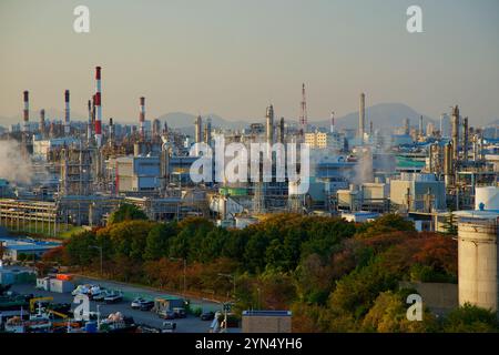 Ulsan, Corea del Sud - 14 novembre 2024: Una vista dettagliata del complesso industriale di Yongyeon al crepuscolo, che mostra una fitta rete di ciminiere e condutture Foto Stock