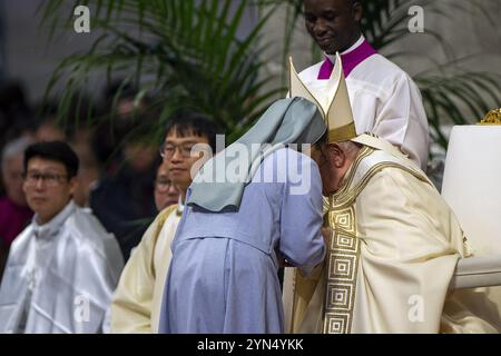 Città del Vaticano, Vaticano. 24 novembre 2024. **NO LIBRI** Italia, Roma, Vaticano, 2024/11/24.Papa Francesco celebra la Santa messa nella giornata Mondiale della Gioventù nella Basilica di San Pietro in Vaticano Fotografia di ALESSIA GIULIANI/Catholic Press Photo Credit: Independent Photo Agency Srl/Alamy Live News Foto Stock