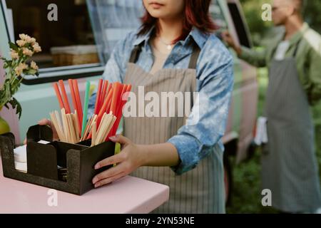 Primo piano medio di mani femminili irriconoscibili su una scatola di plastica preparata per i clienti Foto Stock