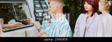 Banner del sito Web con uomo caucasico che utilizza lo smartphone per pagare l'ordine in camion di cibo Foto Stock