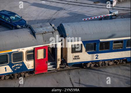 Sfax, Tunisia - 11 novembre 2024: Treno all'incrocio con la strada. Foto Stock