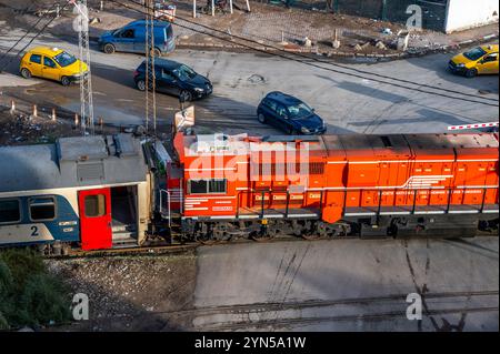 Sfax, Tunisia - 11 novembre 2024: Treno all'incrocio con la strada. Foto Stock