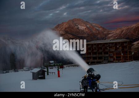 Cannone da neve in funzione nelle Alpi lombarde Foto Stock