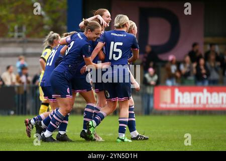 Londra, Regno Unito. 24 novembre 2024. Londra, Inghilterra, 24 novembre 2024: I giocatori del Dulwich Hamlet festeggiano il loro secondo gol durante la partita della fa Womens National League Division One South East tra Dulwich Hamlet e Chesham Utd al Champion Hill Stadium di Londra, Inghilterra. (Liam Asman/SPP) credito: SPP Sport Press Photo. /Alamy Live News Foto Stock