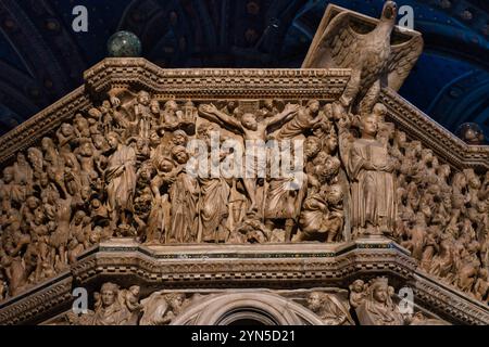 Dettagli sul Pulpito nella Cattedrale di Siena realizzato in marmo di Carrara in stile gotico di Nicola Pisano Foto Stock