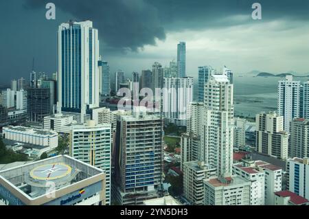 Panama City, Panama, 16 maggio 2014: Drammatico cielo sopra i grattacieli di Panama City Foto Stock