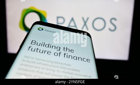 24 novembre 2024: Stoccarda, Germania - 07-14-2024: Telefono cellulare con sito web di business blockchain statunitense Paxos Trust Company LLC davanti al logo aziendale. Mettere a fuoco in alto a sinistra sul display del telefono. (Credit Image: © SOPA Images via ZUMA Press Wire) SOLO PER USO EDITORIALE! Non per USO commerciale! Foto Stock