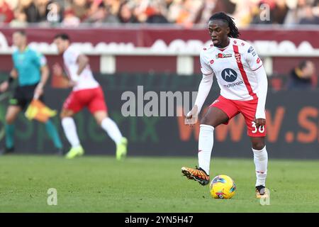 Torino, Italia. 24 novembre 2024. Warren Bondo dell'AC Monza in azione durante la partita di serie A tra Torino FC e AC Monza allo Stadio Olimpico il 24 novembre 2024 a Torino. Crediti: Marco Canoniero/Alamy Live News Foto Stock