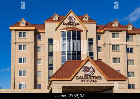 BEMIDJI, Minnesota, USA, 17 NOVEMBRE 2024: Logo esterno e marchio Doubletree by Hilton Hotel. Foto Stock