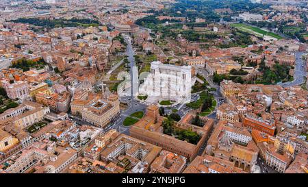 Vista epica dei luoghi di interesse dell'antica Roma, tra cui il Colosseo e il Monumento a Vittorio Emanuele, incastonato tra le strade romane senza tempo Foto Stock