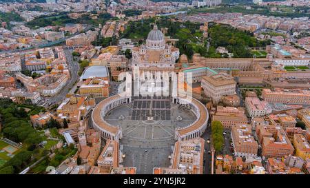 Foto aeree mozzafiato della città del Vaticano e della Basilica di San Pietro, circondate da architettura storica e dal tortuoso fiume Tevere Foto Stock