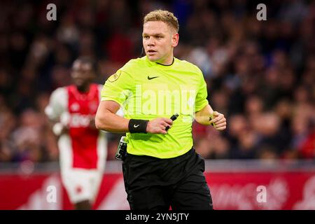 AMSTERDAM, PAESI BASSI - 24 NOVEMBRE: L'arbitro Alex Bos guarda durante l'incontro olandese Eredivisie tra AFC Ajax e PEC Zwolle alla Johan Cruijff Arena il 24 novembre 2024 ad Amsterdam, Paesi Bassi. (Foto di Pieter van der Woude/Orange Pictures) Foto Stock