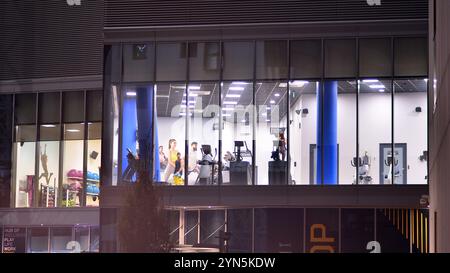 Varsavia, Polonia. 21 novembre 2024. Centro fitness. Illuminazione notturna della palestra fitness. Foto Stock