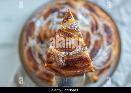 Deliziosa e bella torta di mele su un tavolo di legno Foto Stock