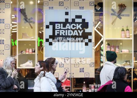 Londra, Regno Unito, 24 novembre 2024. Oxford Street e il West End di Londra erano pieni di clienti che andavano a caccia di offerte per il Black Friday, dato che molti negozi offrivano grandi sconti. Credito : Monica Wells/Alamy Live News Foto Stock