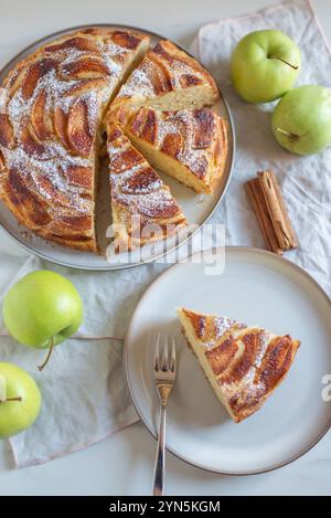 Deliziosa e bella torta di mele su un tavolo di legno Foto Stock