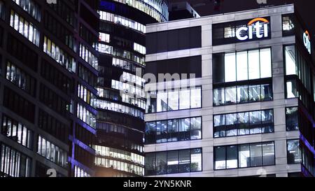 Varsavia, Polonia. 21 novembre 2024. Il logo Citi sull'edificio degli uffici di notte. Società bancaria americana. Cartello con l'icona della società bancaria Foto Stock