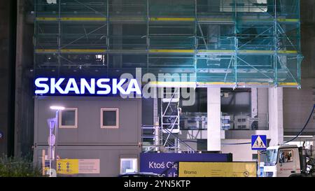 Varsavia, Polonia. 21 novembre 2024. L'iscrizione sull'edificio Skanska in costruzione. Foto Stock
