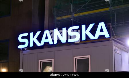 Varsavia, Polonia. 21 novembre 2024. L'iscrizione sull'edificio Skanska in costruzione. Foto Stock