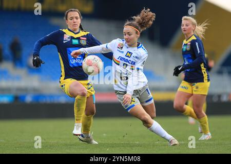 Vienna, Austria. 24 novembre 2024. St. Polten, Austria, 24 novembre 2024: Melanie Brunnthaler (18 SKN St Polten) e Lena Kovar (14 prima Vienna FC) in azione durante la partita Admiral Frauen Bundesliga prima Vienna FC vs St Polten a Hohe Warte Tom Seiss/SPP (Tom Seiss/SPP) credito: SPP Sport Press Photo. /Alamy Live News Foto Stock