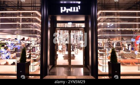 Varsavia, Polonia. 21 novembre 2024. L'interno del centro commerciale Fabryka Norblina. Archivio PRM. Foto Stock