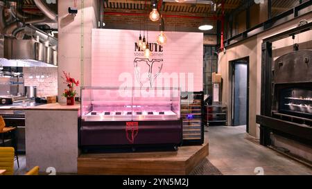 Varsavia, Polonia. 21 novembre 2024. L'interno del centro commerciale Fabryka Norblina. Interno del ristorante Minute Steak Corner. Foto Stock