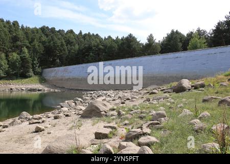 Lago secco in fase di siccità e mancanza di pioggia o umidità, lago Estany d'Engolasters, Andorra Foto Stock