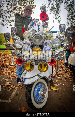 I fari decorano gli scooter delle mod durante la Ride of Remembrance per mod e scooter in memoria di coloro che hanno perso la vita in guerra. Foto Stock