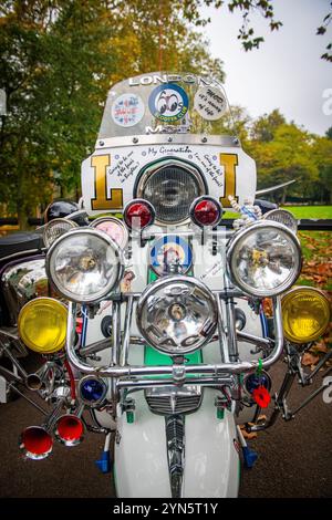 I fari decorano gli scooter delle mod durante la Ride of Remembrance per mod e scooter in memoria di coloro che hanno perso la vita in guerra. Foto Stock