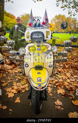 I fari decorano gli scooter delle mod durante la Ride of Remembrance per mod e scooter in memoria di coloro che hanno perso la vita in guerra. Foto Stock