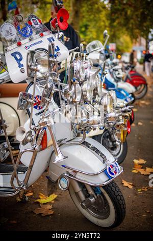 I fari decorano gli scooter delle mod durante la Ride of Remembrance per mod e scooter in memoria di coloro che hanno perso la vita in guerra. Foto Stock