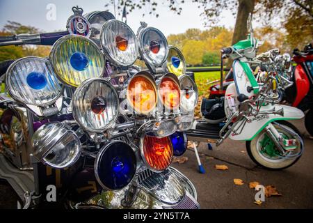 I fari decorano gli scooter delle mod durante la Ride of Remembrance per mod e scooter in memoria di coloro che hanno perso la vita in guerra. Foto Stock